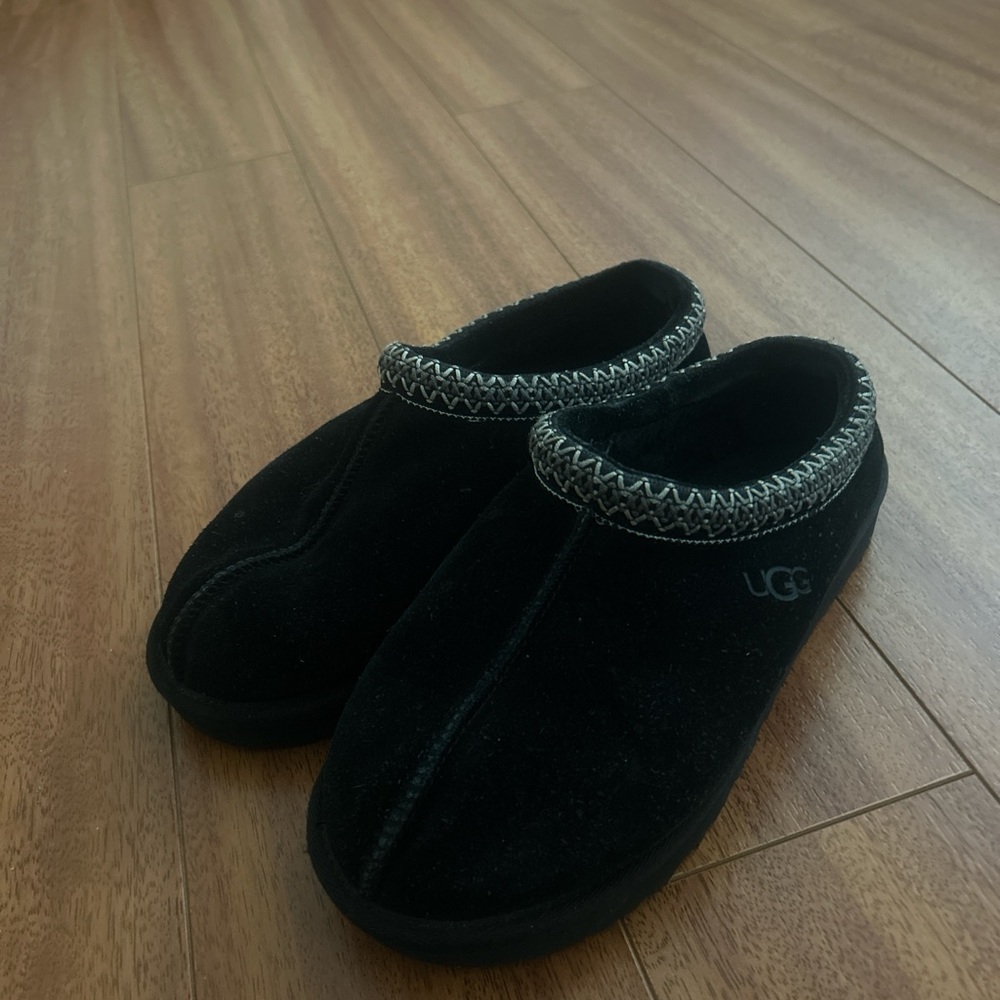 UGGs tampon black slippers